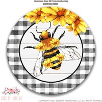 Biene Schild, Honigbiene Mit Sonnenblumen, Bienenkranz Sommer Metall Kranz Bienen Dekor, Zubehör, Schild X-Sum012 von SignsbyLindaNee