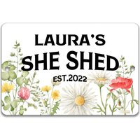 Sie Vergießen Schild, Personalisiertes Benutzerdefinierte Gartenschuppen-Türaufhänger, Outdoor-Metall-Frauen-Sie Zeichen, Sie Geschenk F-She014 von SignsbyLindaNee