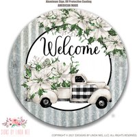 Weihnachten Willkommensschild Mit Buffalo Plaid Truck, Weihnachtskranz, Winter Willkommensschild, Weihnachtsstern Dekor, Truckwreath Sign X-Xms003 von SignsbyLindaNee