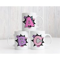 Personalisierte Namensgeschenk-Tasse Für Kinder, Nummer, Buchstabe, Comic-Bang, Rosa, Blau, Superheld, Geburtstagsgeschenk, Weihnachtsgeschenk von SisterSarcastic