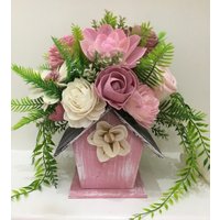 Blumenarrangement, Handgefertigte Sola-Holzblumen Mit Künstlichem Grün in Einer Rosa Vogelkiste Aus Holz von Solaflorauk