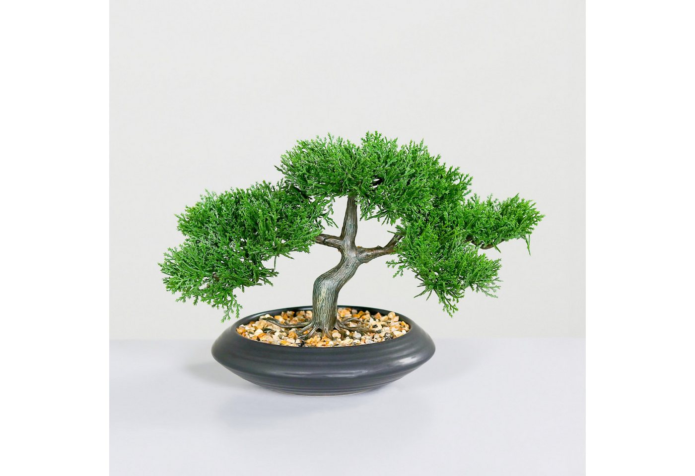 Kunstbonsai Kunst Zedem Bonsai in Keramik Schale - 22 cm Zedem Bonsai, Spetebo, Höhe 22 cm, Dekobaum mit schwarzem Blumentopf von Spetebo