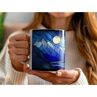 Buntglas Nachtgebirgskette Kaffeebecher | Natur Inspiriert Tasse Aussengestaltung Aquarell Berg Szene Geschenk Für Mama von StainedGlassGlow