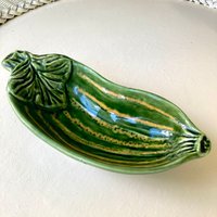 Olfaire Portugal Majolika Zucchini Dish Keramik Grün Gelb Schmuckschale P880 von StateAndMainVintage