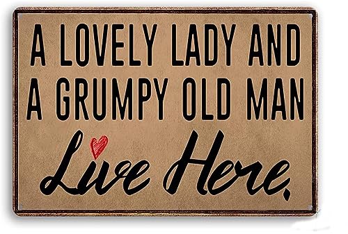 Strunt Lustiges Vintage-Blechschild, kreatives Blechschild mit Aufschrift "A Lovely Lady And A Grumpy Old Man Live Here" Metall-Blechschild, Wandkunst, Heimdekoration, Küchen-Poster, Café, Pub, von Strunt