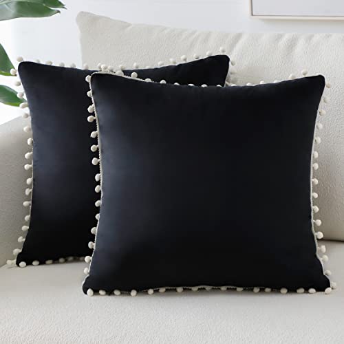 Sungeek 2er Set Samt Kissenbezüge, Dekorativ Zierkissenbezüge Weich Kissenbezug Pompon Dekokissen Sofakissen Couchkissen Deko Bezug Kissenhülle für Sofa Schlafzimmer Wohnzimmer (40x40 cm, Schwarz) von Sungeek