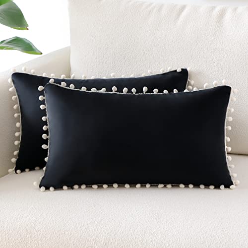 Sungeek 2er Set Samt Kissenbezüge, Weich Kissenbezug mit Pompons Dekorativ Zierkissenbezüge Dekokissen Sofakissen Couchkissen Deko Kissenhülle für Sofa Schlafzimmer Wohnzimmer (30x50 cm, Schwarz) von Sungeek