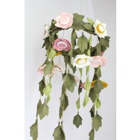 Mobile Für Babybetten, Blumenmuster, Kinderzimmer, Wollfilz, Blume, Anemone, Wald, Skurriles Dekor, Boho-Blumen in Senf, Blassrosa, Heiderosa von SweetEnchantement