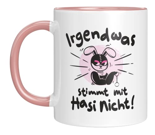 TassenTicker - Irgendwas stimmt mit Hasi nicht - Tasse - lustiges Geschenk - Kaffeebecher - Büro - Arbeit - SadoMaso - Ostern - SM - Paare - Witzig (Rosa) von TassenTicker