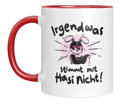 TassenTicker - Irgendwas stimmt mit Hasi nicht - Tasse - lustiges Geschenk - Kaffeebecher - Büro - Arbeit - SadoMaso - Ostern - SM - Paare - Witzig (Rot) von TassenTicker