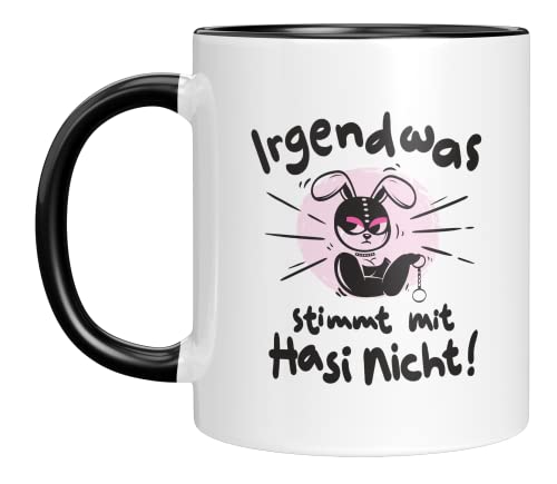 TassenTicker - Irgendwas stimmt mit Hasi nicht - Tasse - lustiges Geschenk - Kaffeebecher - Büro - Arbeit - SadoMaso - Ostern - SM - Paare - Witzig (Schwarz) von TassenTicker