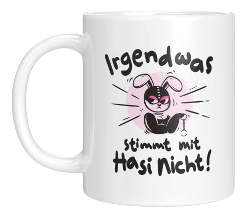 TassenTicker - Irgendwas stimmt mit Hasi nicht - Tasse - lustiges Geschenk - Kaffeebecher - Büro - Arbeit - SadoMaso - Ostern - SM - Paare - Witzig (Weiss) von TassenTicker