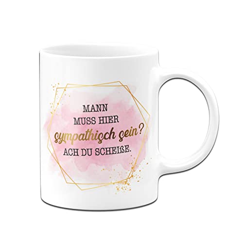 Tassenbrennerei Tasse mit Spruch Man muss hier sympathisch sein Ach du Scheiße - Lady Boss Gold Design - Büro Kaffeetasse lustig für Arbeitskollegen, Arbeitskollegin (Weiß) von Tassenbrennerei