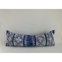 Batik Blau Sofa Nackenrolle Hmong Kissen Vintage Handbedruckter Stoff Dekorativer Akzent Boden Wohnzimmer Dekokissen von ThaiCushionshop