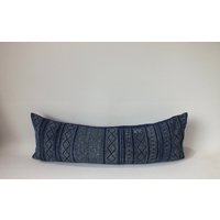 Blauer Batik Hmong Stoff Akzent Kissen Nackenrolle Kissenbezug Handprinted Indigo Navy Midnight Blue Stammestextilien Wohnkultur von ThaiCushionshop