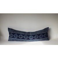 Blauer Batik Hmong Stoff Akzent Kissen Nackenrolle Kissenbezug Handprinted Indigo Navy Midnight Blue Stammestextilien Wohnkultur von ThaiCushionshop