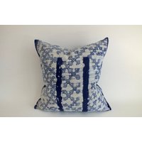 Dekoratives Blaues Kissen Kissenbezug Vintage Stoff Handbedruckt Batik Textilien Dekokissen Sofa Couch Wohnzimmer Wohnkultur Bodenkissen von ThaiCushionshop