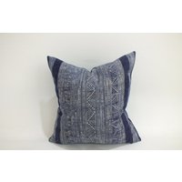 Dekoratives Blaues Kissen Kissenbezug Vintage Stoff Handbedruckt Batik Textilien Dekokissen Sofa Couch Wohnzimmer Wohnkultur Bodenkissen von ThaiCushionshop