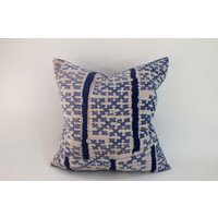 Dekoratives Blaues Kissen Kissenbezug Vintage Stoff Handbedruckt Batik Textilien Dekokissen Sofa Couch Wohnzimmer Wohnkultur Bodenkissen von ThaiCushionshop