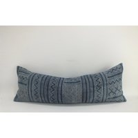 Kissenbezug Hanf Batik Nackenrolle Hmong Vintage Ethno Indigo Blau Handgewebtes von ThaiCushionshop