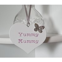 Yummy Mumie Herz Plakette Weiße Holz Mit Diamante Schmetterling Detaillierung Rosa Glitzer Vinyl Wortlaut Mama Neue Muttertag von TheBronteBoutique