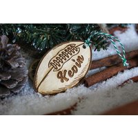 American Football Christbaumschmuck Holz Christbaumkugel Lasergraviert Gravur Rustikaler Holzname Personalisiert Baumschmuck Irisch von TheDribblyYak