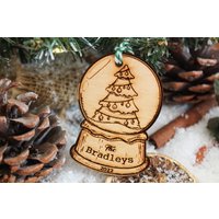 Familienname Weihnachtsanhänger Mit Namen Jahr Holz Schneekugel Niedliche Christbaumkugel Lasergraviert Rustikale 1.wahl Personalisierte Dekoration von TheDribblyYak