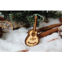 Gravur Akustik Gitarre Weihnachten Ornament Musik Holz Lasergravur Rustikal Name Personalisiert Baum Dekoration Irisch von TheDribblyYak