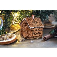 Personalisierte Familie Holz Lebkuchenhaus Weihnachtsbaum Christbaumkugel Ornament Verzierten Niedlichen Design Rustikale Laser-Holz Gebranntes von TheDribblyYak