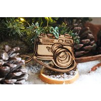 Personalisierte Fotografie Weihnachten Ornament Kamera Holz Custom Bauble Laser Graviert Rustikaler Holzname Personalisiert Baum Dekoration Irisch von TheDribblyYak