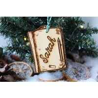 Personalisierte Illustration Weihnachten Ornament Skizze Buch Künstler Zeichnung Kalligraphie Holz Lasergravur Rustikaler Holzname Personalisiert von TheDribblyYak