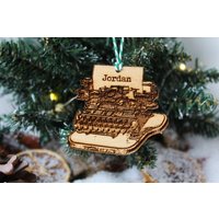 Personalisierte Schreibmaschine Weihnachten Ornament Schriftsteller Holz Laser Graviert Rustikal Name Personalisiert Christbaumkugel Dekoration von TheDribblyYak