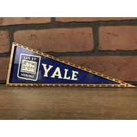 Gerahmte 1950Er Jahre Yale Universität Bulldoggen Vintage Mini Wimpel von TheSportsAlternative