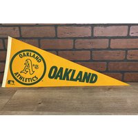 Großer Vintage Wimpel Aus Den 80Er Jahren Von Oakland Athletics von TheSportsAlternative