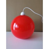 Space Age Opaline Glas Pendelleuchte, Rote Pendellampe, Mcm Deckenlampe, 1970Er Jahre, Mid Century Modern Rotlicht/Kugellicht von ThenandnowByJovana