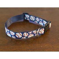 Hundehalsband Mit Baseball Motiv. Verstellbar, Blauer Hintergrund von Threads4Pups