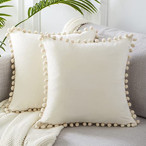 Topfinel Samt Kissen mit Pompoms Einfarbig Weihnachten Kissenbezüge Dekorative Kissenhülle Kopfkissen Sitzkissen Dekokissen Couchkisen für Sofa Schlafzimmer Büro Auto 2er Set 35x35cm Sahne von Topfinel