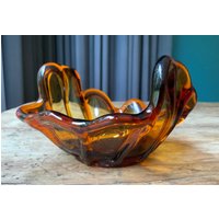 Bernsteingelbes Glas Pin Tray Trinket Dish, Candy Bowl, Ornamental Glass Organic Curved Fluid Shape von TreasureMarketLatvia