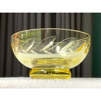 Geätzte Gelbe Kleine Vintage Glasschale, Gelb, 1980Er Jahre Glasvase, Glas Gravierte Blätterverzierung, Schüssel Gelber Konfektteller von TreasureMarketLatvia