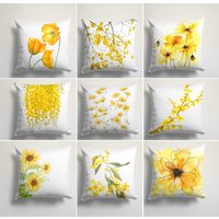 Gelbe Florale Kissenhülle, Sommer Trend Kissenbezug, Deko Graue Blumen Wohndeko Kissenbezug von TrendHomeDesign