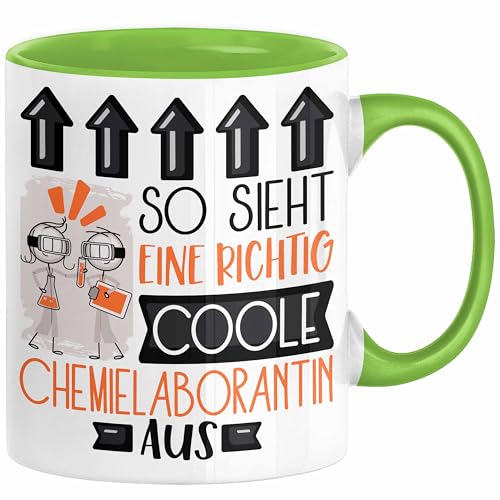 Chemielaborantin Geschenk Tasse Geschenkidee für Chemielaborantin Geburtstag Weihnachten Spruch So Sieht Eine Richtig Coole Chemielaborantin Aus Kaffee-Becher (Grün) von Trendation