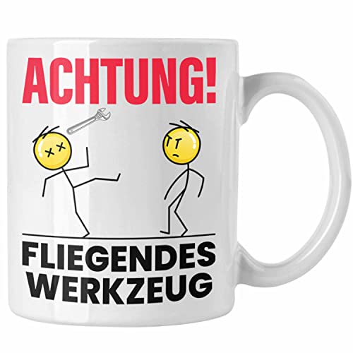 Trendation - Achtung Fliegendes Werkzeug Tasse Geschenk KFZ Mechaniker Mechatroniker Geschenkidee für Männer Handwerker (Weiß) von Trendation