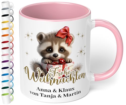 True Statements Kinder Weihnachtstasse personalisiert „Frohe Weihnachten“ Waschbär-Motiv 330ml Keramik Tasse mit Namen Mädchen Junge – Geschenk zu Weihnachten (Rosa) von True Statements