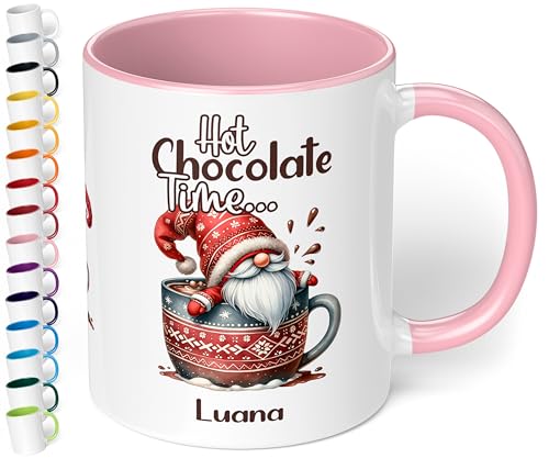 True Statements Lustige Weihnachtstasse personalisiert „Hot chocolate time“ Wichtel-Motiv 330ml Keramik Becher mit Namen – Geschenk zu Weihnachten (Rosa) von True Statements