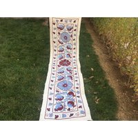 Suzani Tischläufer, Blau Rot Suzani, Handgemachte Lange Wandbehang, Vintage Tischdecke, Läufer Baumwolle Tischläufer 6x1 "6 " von Truvarugshop