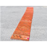 Langer Teppich, Orangefarbener Herki-Teppich, Handgemachter Vintage-Teppich in Der Türkei, Boho-Teppich, Treppenteppich, Eingangsdekor, 50 X 30 cm von TurkishRugSupplier