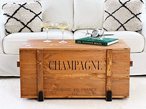 Uncle Joe´s Truhe Champagne Couchtisch mit Stauraum - Truhe mit Deckel, Wohnzimmertisch aus Massivholz in Nussbaum Braun, Vintage Möbel im Shabby Chic Landhausstil, 55T x 98B x 46H cm Uncle Joe´s Truhe Champagne Couchtisch mit Stauraum - Truhe mit Deckel, Wohnzimmertisch aus Massivholz in Nussbaum Braun, Vintage Möbel im Shabby Chic Landhausstil, 55T x 98B x 46H cm von Uncle Joe´s
