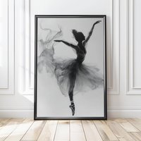 Ballerina Schwarz Weiß Wandkunst Matte Vertikale Poster Ballett Monochrom Kunstwerk Tanzkunst Minimalist Tänzerin Druck von UncoloredX12