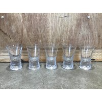 Deko-Gläser ~ Abstraktes, Modernes Trinkgeschirr - Kuratiertes Vintage-Wohndekor, Mattierter Boden, Klein, Set Mit 5 Wodka-Gläsern von VTGItemsAddedDaily