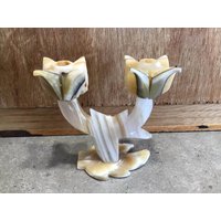 Vintage Tulpen-Blumen-Onyx-Kandelaber-Mittelstück, Handgeschnitzter Kerzenhalter von VTGItemsAddedDaily